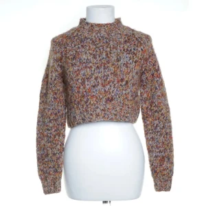 Polotröja - Jättefin stickad tröja som jag säljer då jag behöver plats i garderoben. Så himla fin verkligen! Möts upp i Stockholm eller skickar mot fraktkostnad <3