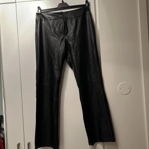 Skinnbyxor - Skinnimitation. Kortare i benen, kan skickas.