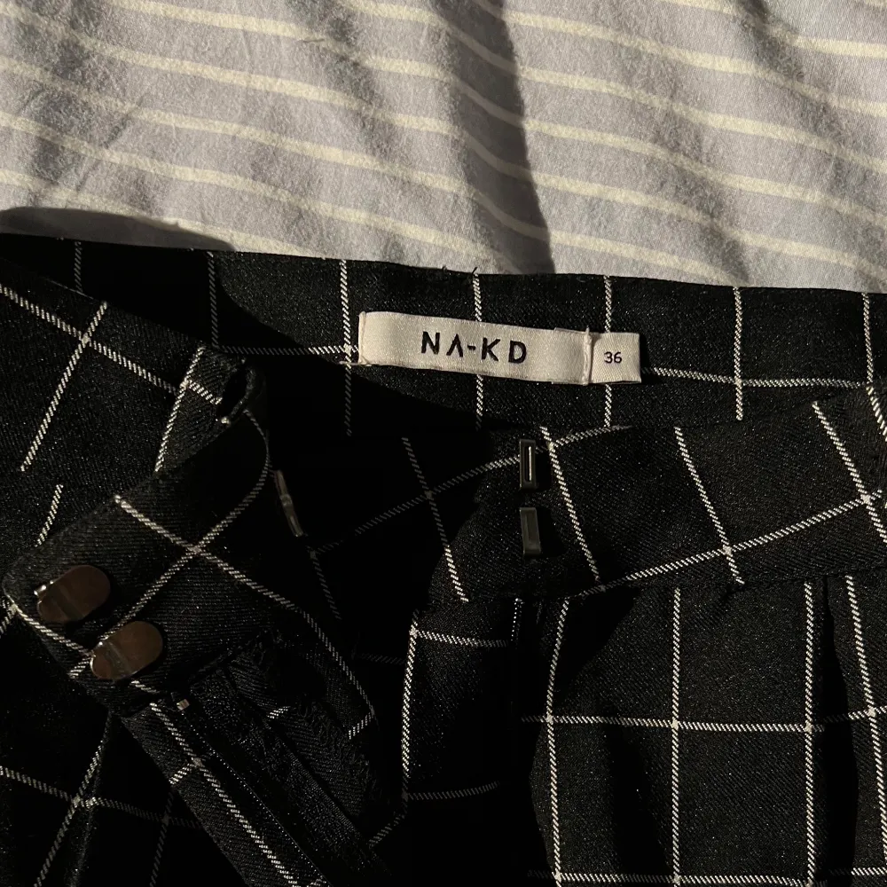 Säljar dessa rutiga, vida kostymbyxor då de blivit för små för mig! Från NA-KD storlek 36. Använda ett fåtal gånger. Frakten ingår inte i priset🤗. Jeans & Byxor.