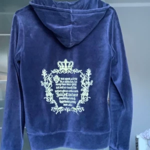 Juicy kofta  - Intressekoll på min juicy kofta i färgen mörkblå, är en gammal modell som inte säljs längre 🫶🏻på lappen står det L men den är som en xs pga gammal modell