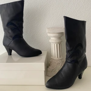 Svarta cowboy boots  - Jätte fina vintage svarta cowboy liknande boots med klack, i mycket fint skick och i äkta läder🖤