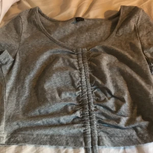 Snörad crop top urringad - Det här linnet är oanvänd från när jag köpte det på shein, fint skick därav💕 Har snören på mitten som är justerbara🌸
