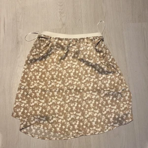 Kort tunn kjol - En kort sommar kjol oanvänd med elastiskt band runt midjan (köparen står för frakt)