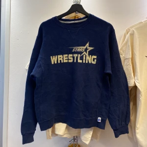 Vintage Russel Sweatshirt - Snygg mörkblå vintage Sweatshirt med fint tryck Från russel athletic! Bara att skriva om de är nått du undrar över🛍