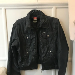 Diesel jacka  - Snygg tunn dunjacka från diesel som är i en kort modell