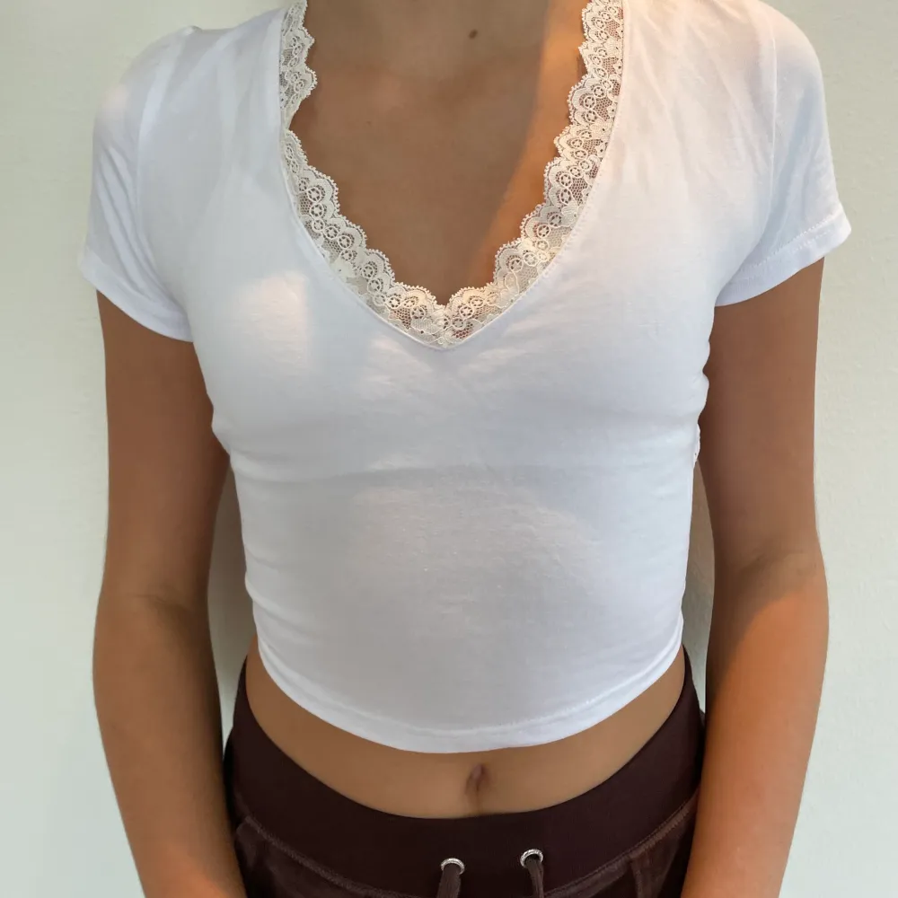 Fin crop top med bar rygg🤍 Köparen står för frakt. Köpt för 120kr säljer för 68kr, använd 3 gånger. Jag har knutit ryggen när jag provar så den e lite större än vad den ser ut!. Toppar.