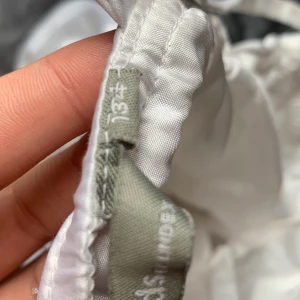 Klänning stl 134 - Ny skick och knappt andvänd, man ser ut som en muffins i den 