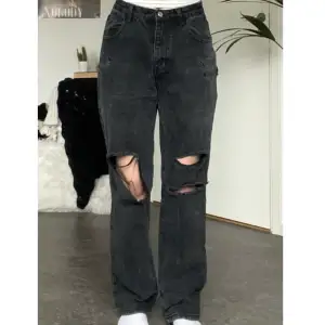 Håliga svarta jeans, väldigt slitna i stilen.  M men passar även S lösare. 168 cm -🧍🏼‍♀️