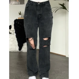 Slitna svarta jeans  - Håliga svarta jeans, väldigt slitna i stilen.  M men passar även S lösare. 168 cm -🧍🏼‍♀️