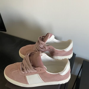 Valentino flycrew - Säljer mina valentino flycrew i denna unika färg. Skorna är knappt använda och i väldigt bra skick. Alla nitar sitter kvar. Storlek 42 & pris 3500kr