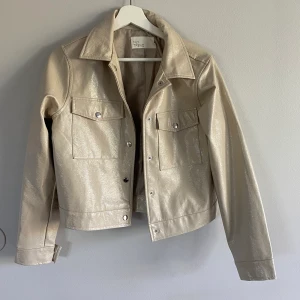 Vit tunnjacka  - Vit tunnjacka från NLY, Fake skinnjacka i stl 32 