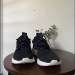 Adidas Sneakers - Adidas sneakers i storlek 40-41, använda 2 gånger. Säljes pga för stora för mig. Köpta för 800 nypris. Finns att hämta i centrala Trollhättan.