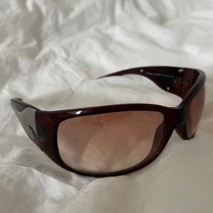 Prada glasögon - Säljer dessa fina Prada glasögon som tyvärr inte används längre. De är troligen äkta. Men det står iaf en kod som är SI7276 C2 67 (någon ruta) 18 116