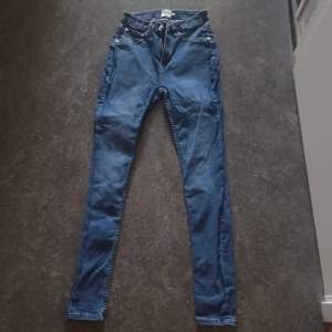 Jeans oanvända från lager 157 i storlek M. Säljes för 70kr plus frakt. 