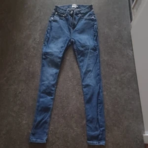 Jeans - Jeans oanvända från lager 157 i storlek M. Säljes för 70kr plus frakt. 