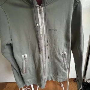 Limitato hoodie - Köpt för 3599kr på nk sommaren 2021 Har en liten blekingsskada (syns på bilden) därav billigt pris