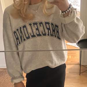 Säljer denna sweatshirt från hm då den inte kommer till användning längre:)