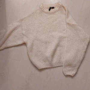 Stickad tröja  - En fin vit stickad tröja från h&m divided. I fint skick. 