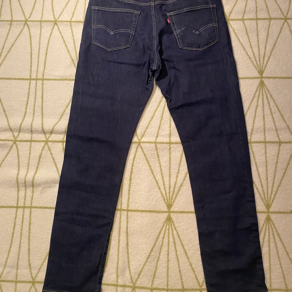 Riktigt coola Levis Jeans där tyvärr stitchingen på ena bakfickan gått sönder men utöver det så är byxorna tekniskt sätt i perfekt skick. Prister går att diskuteras och det går att kontakta mig vid frågor om byxorna.. Jeans & Byxor.