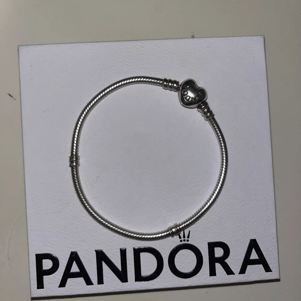 Helt nytt Pandora armband storlek 19. Säljs Pågående jag köpte fel storlek.  Skriv till mig om ni har frågor eller för fler bilder.. Övrigt.