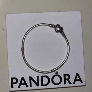 Helt nytt Pandora armband storlek 19. Säljs Pågående jag köpte fel storlek.  Skriv till mig om ni har frågor eller för fler bilder.