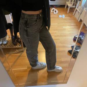 Raka jeans från Gina tricot i en fin grå färg  🖤