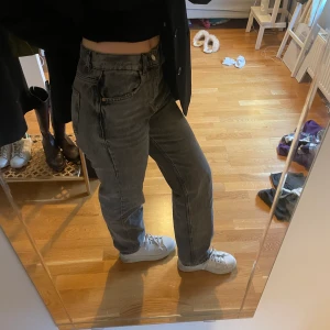 Straight jeans  - Raka jeans från Gina tricot i en fin grå färg  🖤