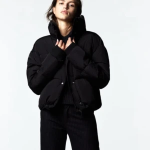 Zara pufferjacka - Supermysig och varm pufferjacket från Zara✨ Använd en vinter så fortfarande i nyskick! Nypris 559kr💕