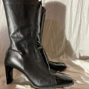 Läderboots - Läderboots med detaljs framtill, i bra skick med endast lite slitage baktill vid nedre delen av klacken.