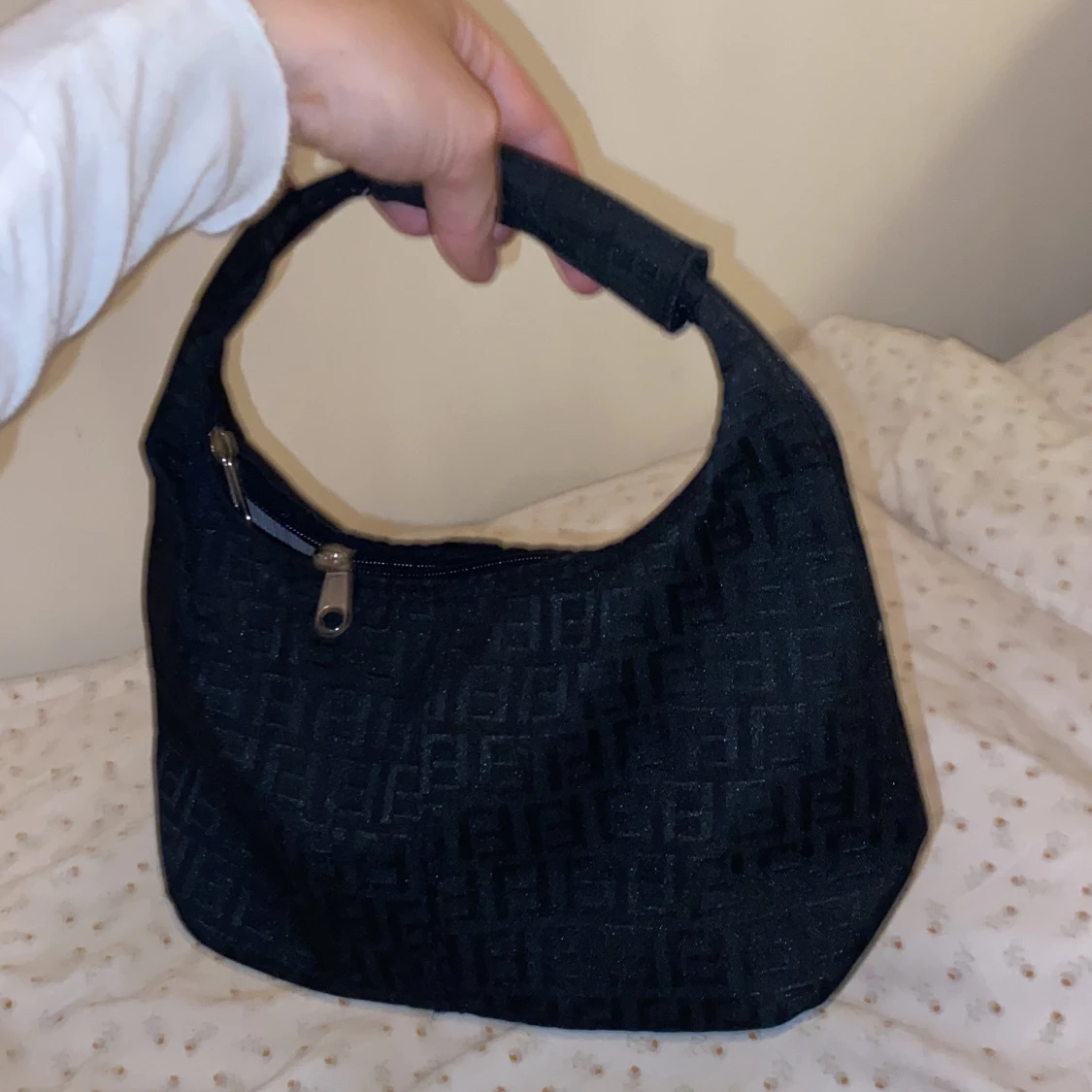 Svart ”fendi” väska  - 90