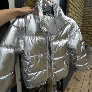 Jacka - Metallic jacka från Gina  storlek S