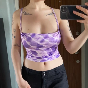 Topp - Superfin topp med skitsnygg rygg som knappt är använd! Möts upp i Stockholm eller skickar mot fraktkostnad <3