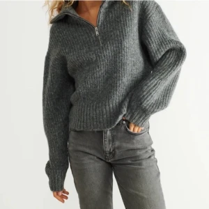 Stickad tröja - Grå stickad tröja från Gina helt slutsåld, lägger upp igen för hon som buda svarade inte, säljer för 250kr + frakt, köp direkt ingen budgivning🫶🏻