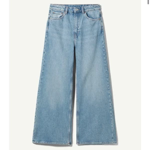 Ace jeans - Säljer mina weekday Ace jeans i färgen air blue. De är i fint skicka förutom att de är lite slitna lägst ner på byxbenen (se bild) Köparen står för frakt💘