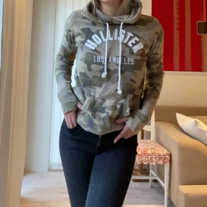 Hoodie strl S - Hoodie från Hollister i storlek S. Använd men fortfarande fint skick. Väldigt mysig på insidan!💚