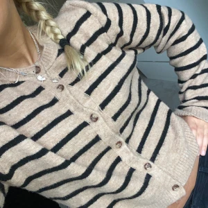 Zara kofta - Jätte fin stickad tröja från zara. Den är aldrig andvänd o köpt för 400kr för 4 veckor sen. Så koftan är i nyskick! Den är väldigt liten i storleken brukar vanligtvis ha stl s men valde att köpa i M för lite mer oversized passform😄🙌❤️