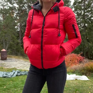 D.brand eskimå jacka strl S - Säljer min varma vinterjacka från D.brand. Den är använd, några små fläckar finns men syns knappt, går förmodligen bort i tvätten. Annars är jackan i bra skick. Säljes på grund av att den blivit för liten. Storleken är S, funkar även XS. Nypris 1999kr.❣️