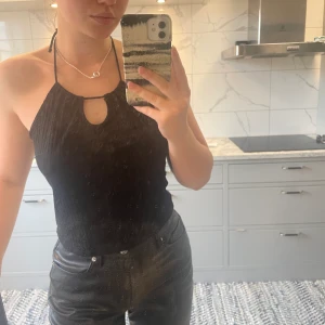 Topp - Topp från H&M med öppen rygg och är halter neck. Storlek M. 