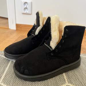 Oanvända!! Jättefina svart skor med superskönt material som värmer fötterna och passar bra till höst och vinter🍁🌨️🤍 Klicka inte på köp direkt, skicka meddelande om du är intresserad 🤍