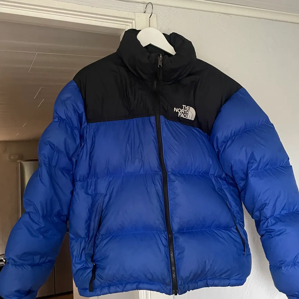 Svart och blå north face jacka, herrstrlk M. Använd men i fint skick! Nypris 3699. . Jackor.