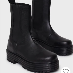 Stövlar - Helt oanvända vinterskor. Är i storlek 40-41 men passar även mindre storlekar. Säljer pga att jag aldrig använde dem. Köpta för 450kr och säljer dem för 300 plus frakt för 99 kr! Skriv om du vill ha fler bilder❤️