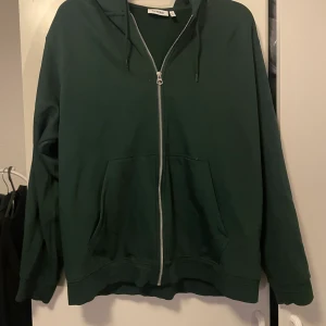 WEEKDAY ZIP-HOODIE - Säljer min zip-hoodie från weekday Varan är i superfint skick, nyskick. Endast tvättad en gång. Säljer pga inte min stil.