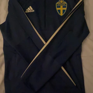 Adidas - Adidas tröja i storlek M  Pris kan diskuteras vid snabb affär 