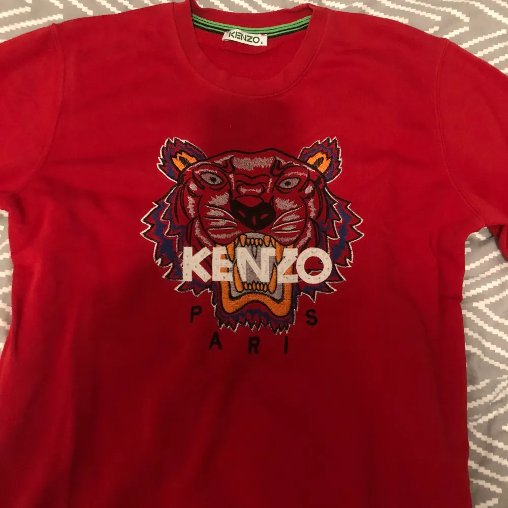 Säljer en Kenzo tröja i väldigt fint skick. Storlek m. Angående några frågor eller funderingar. Så får ni givetvis höra av er. Tröjor & Koftor.