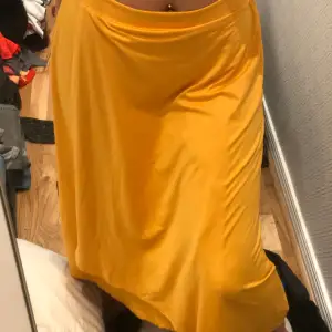 jätte fin somrig gul kjol i storlek S!!