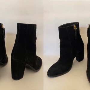 Svarta höstskor i mocka strl 38 - Klassiska svarta mockastövletter strl 38. Använda endast vid ett tillfälle. Fungerar lika bra för fest som till vardags