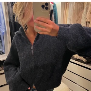 Kofta  - En marinblå kofta med dragkedja! Jötte skön i materialet. Inte använd så många gånger så den är i fint skick! 