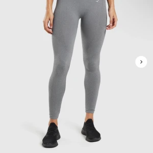 Gymshark vital seamless 2.0 - Ett par helt nya och oanvända vital seamless 2.0 tights från gymshark. De ligger kvar i förpackningen!! Köpta för 549kr så ett kap. Returtiden har gått ur, därför jag säljer de.