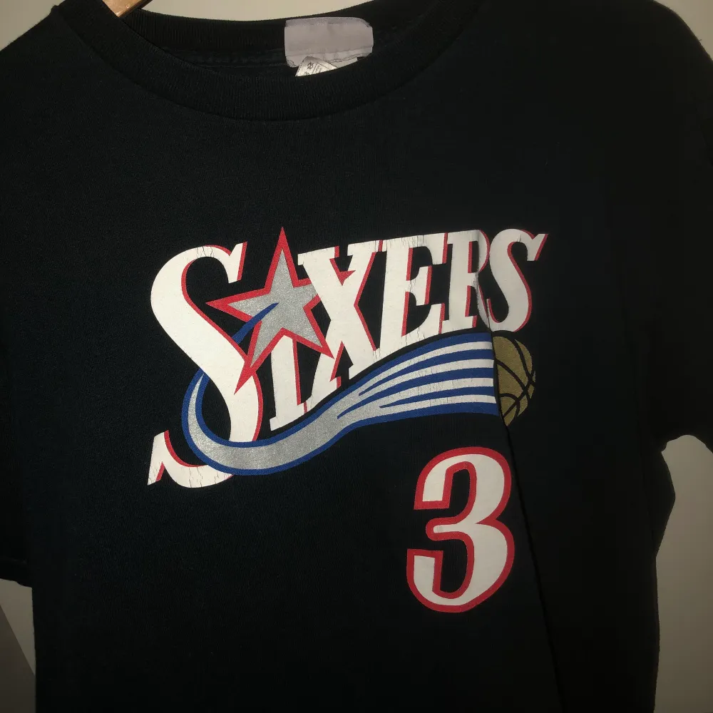 En vintage NBA T-Shirt med namnet Allen Iverson på ryggen från laget Philadelphia 76ers. Lite blekt men ändå riktigt bra skick. Storlek M/L . T-shirts.