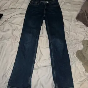 Säljer dessa jeans som nästan inte har använts, jag tycker dem sitter konstigt på mig så därför säljer jag dem, dem är i modellen twig och storleken 27/30, skriv privat för fler bilder💖💖